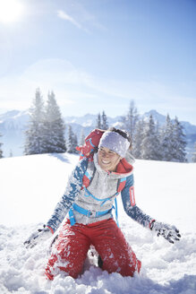 Österreich, Tirol, Wanderin hat Spaß im Schnee - CVF00433