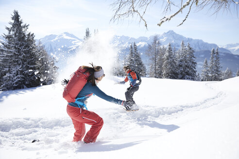 Österreich, Tirol, Paar hat Spaß im Schnee - CVF00435