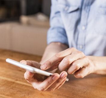 Hände einer Frau, die ein Smartphone benutzen, Nahaufnahme - UUF13572