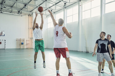 Männer spielen Basketball, Halle - ZEDF01352