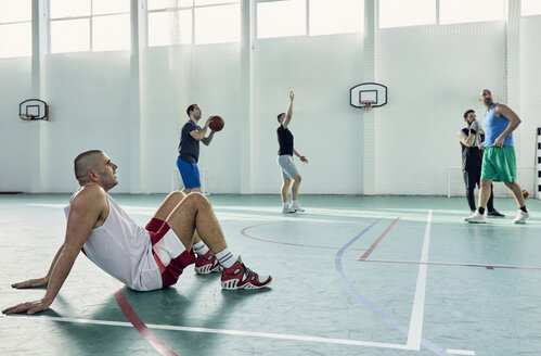 Basketballspieler auf dem Spielfeld sitzend - ZEDF01353