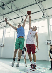 Männer spielen Basketball, Verteidigung - ZEDF01356