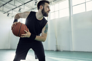 Man playing basketball - ZEDF01357