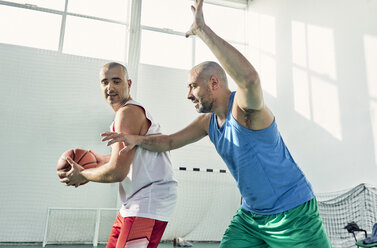 Männer spielen Basketball, Verteidigung - ZEDF01358