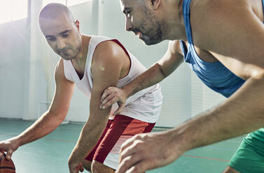 Männer spielen Basketball, Verteidigung - ZEDF01359