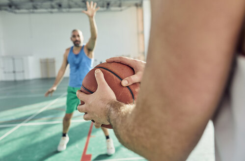 Männer spielen Basketball, Verteidigung - ZEDF01360