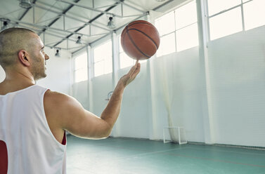 Mann spielt Basketball, innen - ZEDF01361