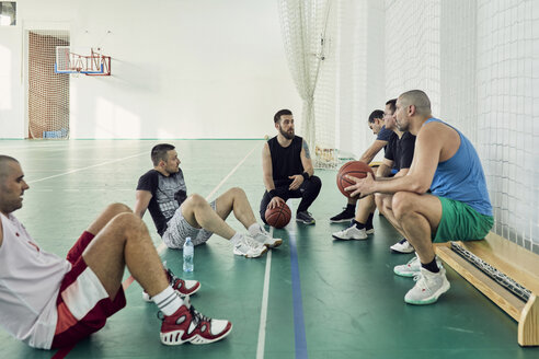 Basketballspieler in der Pause - ZEDF01366