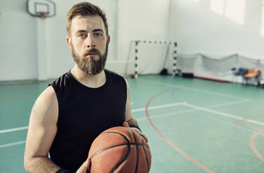 Porträt eines bärtigen Mannes mit Basketball, innen - ZEDF01367