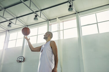 Mann spielt mit Basketball, innen - ZEDF01368