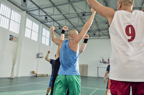 Basketballspieler mit erhobenen Armen - ZEDF01370