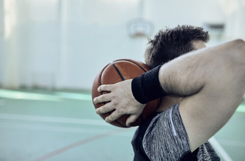 Mann mit Basketball hinter dem Kopf, innen - ZEDF01374