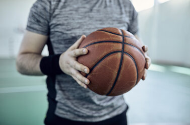 Man with basketball, indoor - ZEDF01375