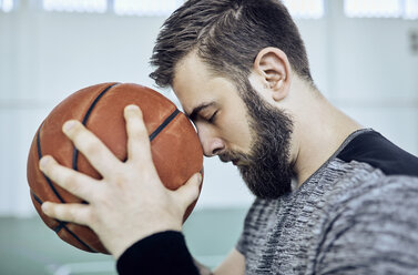 Mann mit Basketball, geschlossene Augen, innen - ZEDF01378