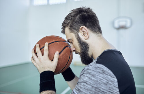 Mann mit Basketball, geschlossene Augen, innen - ZEDF01379