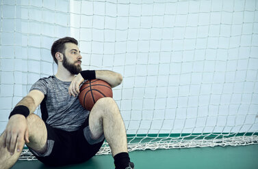 Man with basketball during break, indoor - ZEDF01385