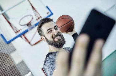 Mann mit Basketball und Smartphone, Selfie - ZEDF01386