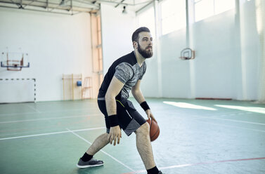 Man playing basketball, indoor - ZEDF01387