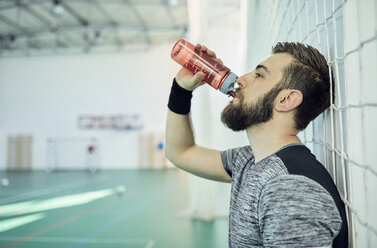 Basketballspieler trinkt aus einer Plastikflasche - ZEDF01389