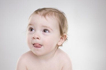 Baby streckt Zunge heraus - ISF00109