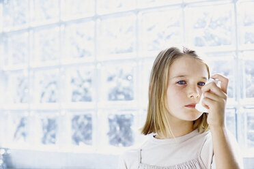 An Asthma leidendes Mädchen - ISF00117