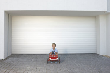 Kleiner Junge sitzt in einem Spielzeugauto - ISF00132