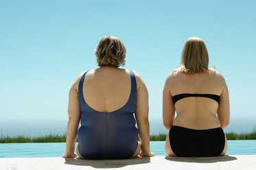 Große und kurvenreiche Frauen im Schwimmbad - ISF00136