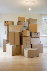 Stack of cardboard boxes in a room - ISF00143