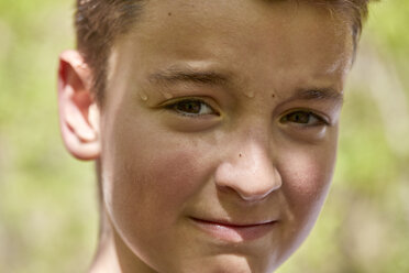 Porträt eines schwitzenden Jungen im Freien - ZEDF01391