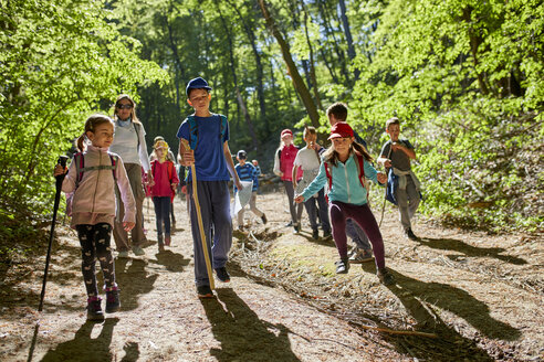 Kinder bei einem Ausflug in den Wald - ZEDF01395