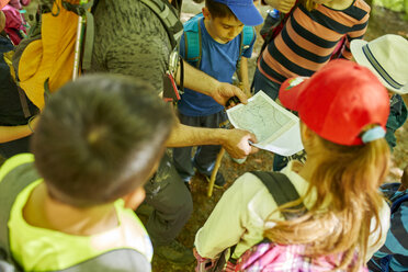 Mann und Kinder mit Wanderkarte auf einer Exkursion - ZEDF01400