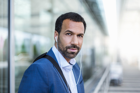 Porträt eines Geschäftsmannes mit Kopfhörern, lizenzfreies Stockfoto