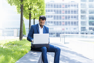 Geschäftsmann mit Laptop - DIGF04193