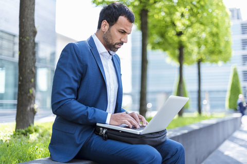 Geschäftsmann mit Laptop, lizenzfreies Stockfoto