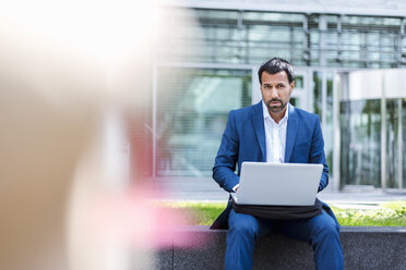 Geschäftsmann mit Laptop - DIGF04195