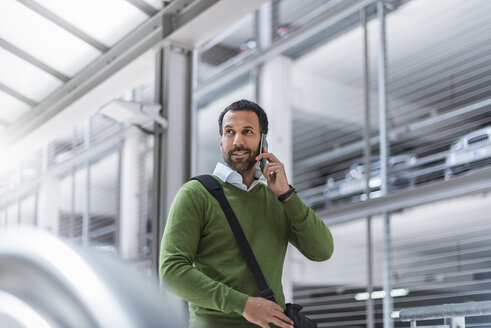 Geschäftsmann mit Smartphone - DIGF04225