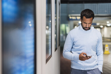 Geschäftsmann benutzt Smartphone in der U-Bahn-Station - DIGF04233