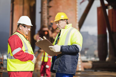 Workers talking on oil rig - CUF01144