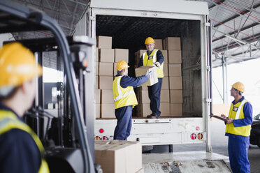 Arbeiter beim Entladen von Kisten vom LKW - CUF01154
