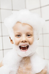 Junge spielt mit Blasen in der Badewanne - CUF01169
