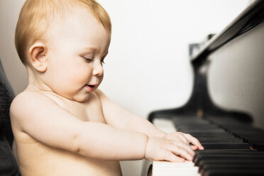 Baby girl playing piano - CUF01208