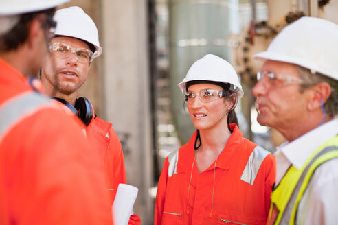 Workers walking at oil refinery - CUF01212