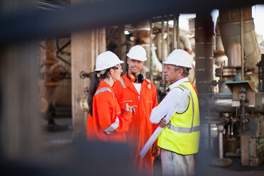Workers talking at oil refinery - CUF01213