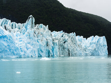 Argentinien, Patagonien, El Calafate, Puerto Bandera, Lago Argentino, Parque Nacional Los Glaciares, Estancia Cristina, Spegazzini-Gletscher, Eisberg - AMF05710