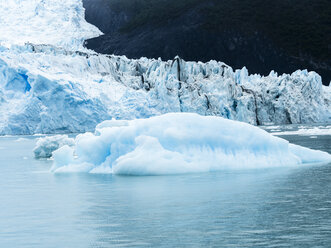 Argentina, Patagonia, El Calafate, Puerto Bandera, Lago Argentino, Parque Nacional Los Glaciares, Estancia Cristina, Spegazzini Glacier, iceberg - AMF05711