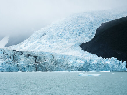 Argentinien, Patagonien, El Calafate, Puerto Bandera, Lago Argentino, Parque Nacional Los Glaciares, Estancia Cristina, Spegazzini-Gletscher, Eisberg - AMF05712