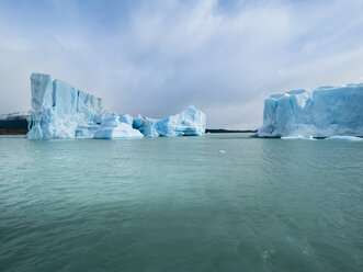 Argentina, Patagonia, El Calafate, Puerto Bandera, Lago Argentino, Parque Nacional Los Glaciares, Estancia Cristina, Spegazzini Glacier, iceberg - AMF05713