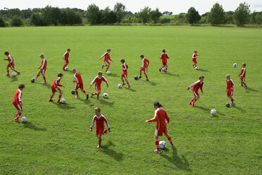 Training junger Fußballer - CUF01244