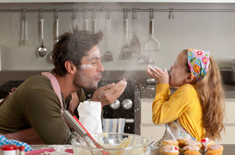 Vater und Tochter beim Kochen, lizenzfreies Stockfoto