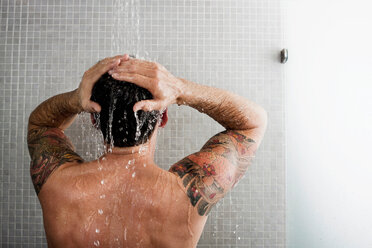 Mann wäscht sein Haar in der Dusche - CUF01278